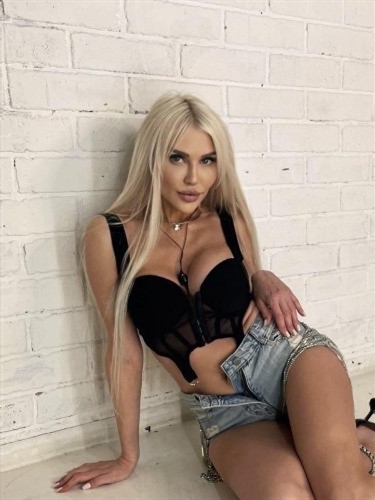 Hezouwe, escort in Avondale - 6910